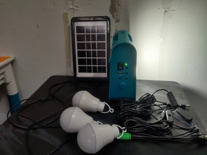 Mini sistema de energía solar portátil fuera de la red con controlador PWM Batería de iones de litio e iluminación para uso doméstico - Product Image 5