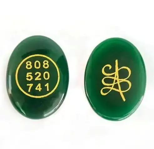 Vente en gros de pièces de monnaie en cristal naturel Jade vert Zibu pierre d'inquiétude de pouce pierre d'inquiétude polie pierre de guérison pierre de palmier de poche à vendre