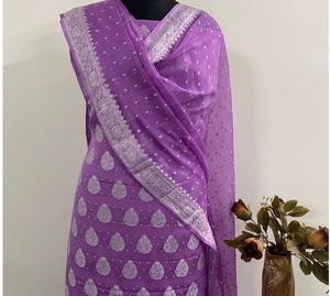 定制的choli纯Khaddi <span class=keywords><strong>Georgette</strong></span> Banarasi套装，银色Zari编织为深红色。婚礼和派对的理想选择