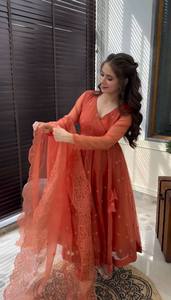设计师阿纳卡利 (Anarkali) 穿着人造乔其纱，带有沉重的刺绣作品和Dupatta印度和巴基斯坦服装 - Product Image 2