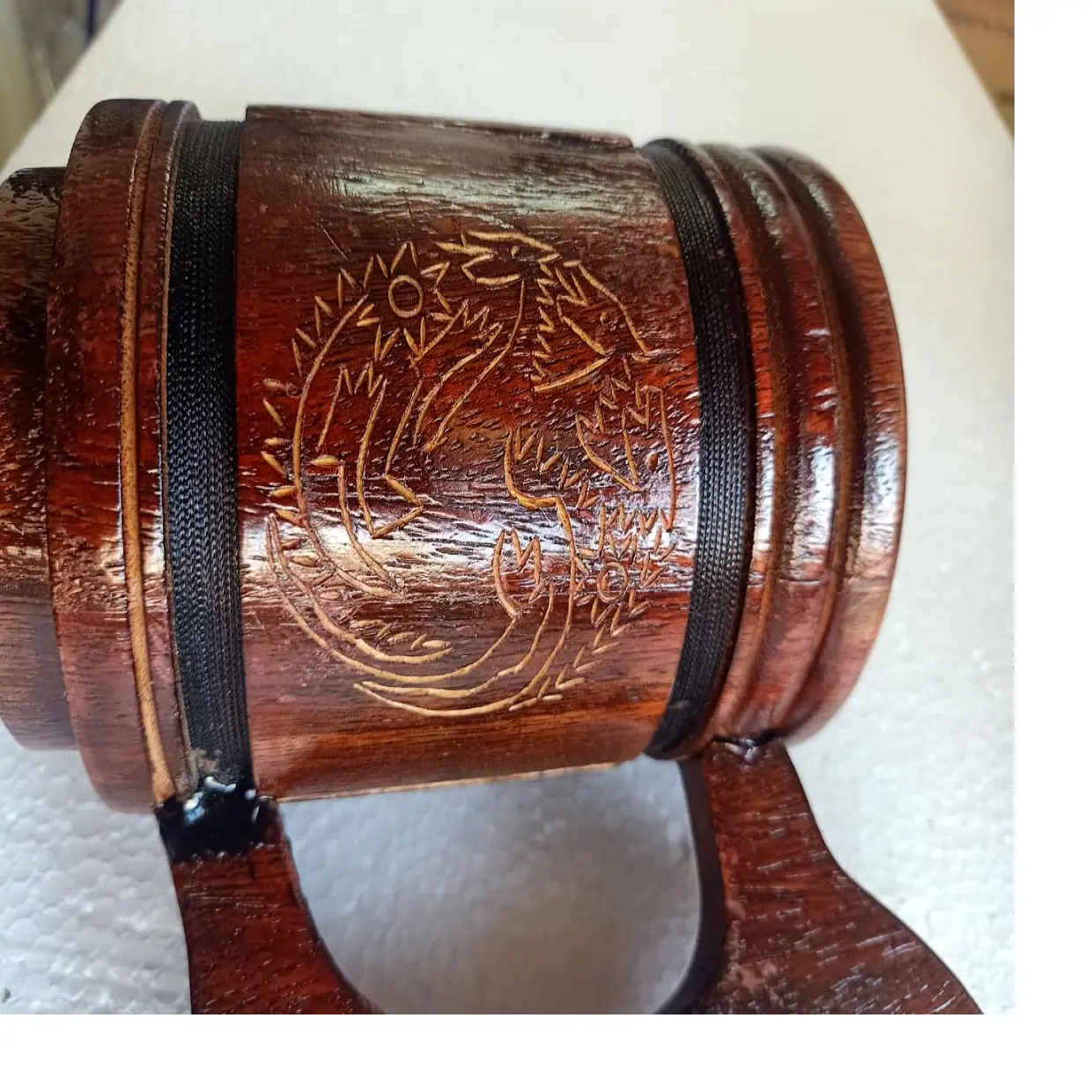 Tasse à boire en bois gravée dragon sur mesure avec poignées en fer, idéale pour les magasins d'approvisionnement à thème nordique et viking