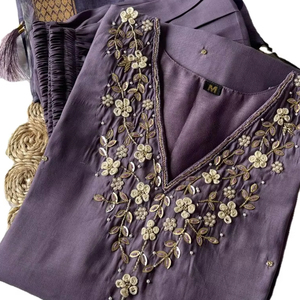Дизайнерская коллекция 2024, комплект из трех предметов Kurti, отличное качество, сказочный узор, стежка с V-образным вырезом, римская шелковая ткань, сделанная модальной сеткой - Product Image 1