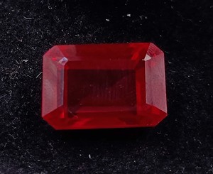 Afrika doğal kırmızı yakut 20 Ct zümrüt kesim yönlü opak gevşek taş ile sertifikasyon 5DAZ