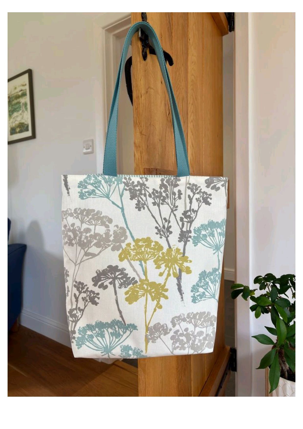 สีเขียวอมฟ้า เหลือง และเทา