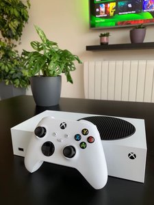 オリジナルブランド販売用マイクロソフトソフトXboxSeries Xコンソール1テラバイト + 2コントローラー & 10無料ゲームヘッドセット付き - Product Image 3