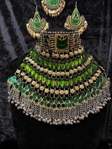 Thanh lịch và đẹp màu xanh lá cây và vàng lá lấy cảm hứng từ bông tai truyền thống thiết lập với tinh tế phức tạp chi tiết và nhiều - Product Image 6