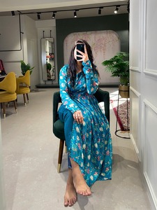 人造丝箔作品切割库尔蒂，简单的颈部风格和全袖设计运行库尔蒂