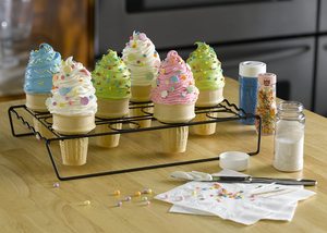 Größte Qualität Schwarz Farbe Pure Iron Ice Cream Cone <span class=keywords><strong>Stand</strong></span> und Halter Neuestes Design Große Größe 5 Löcher Ice Cream <span class=keywords><strong>Stand</strong></span>