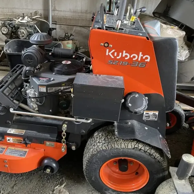 Kubota Z412 tosaerba trattore caricatore frontale e tosaerba Kubota ZD1211-3-60 prato