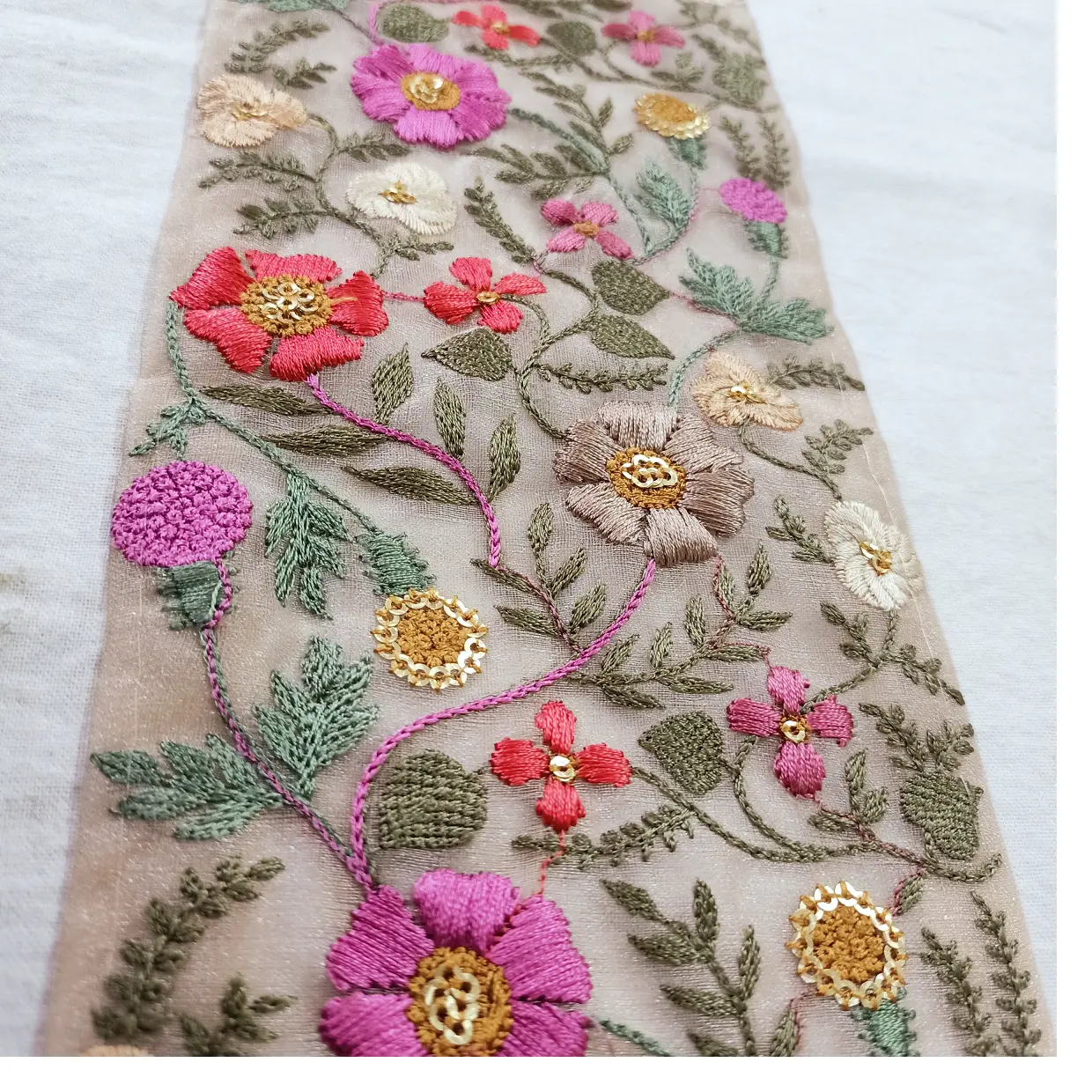 Delicadas cintas florales bordadas, con flores de colores pastel, disponibles en tamaños grandes, adecuadas para usar como embellecedores y bordes