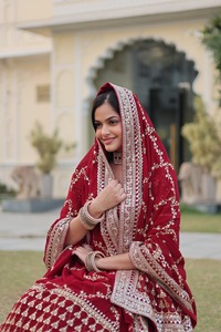 Ağır dizisi işlemeli iş ve masif dantel sınır ile güzel kırmızı renk <span class=keywords><strong>Lehenga</strong></span> bluz sahte çiçeklenme sunulması