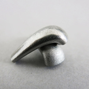La impresión 3D de metal crea objetos 3D a partir de diseños digitales mediante la fusión de polvo metálico capa por capa. - Product Image 5