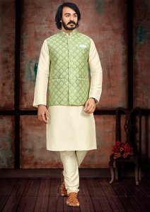 Saf Chanderi ipek Nehru ceket saf Chanderi Pathani Kurta ve Modal saten Dhoti ile eşleştirilmiş