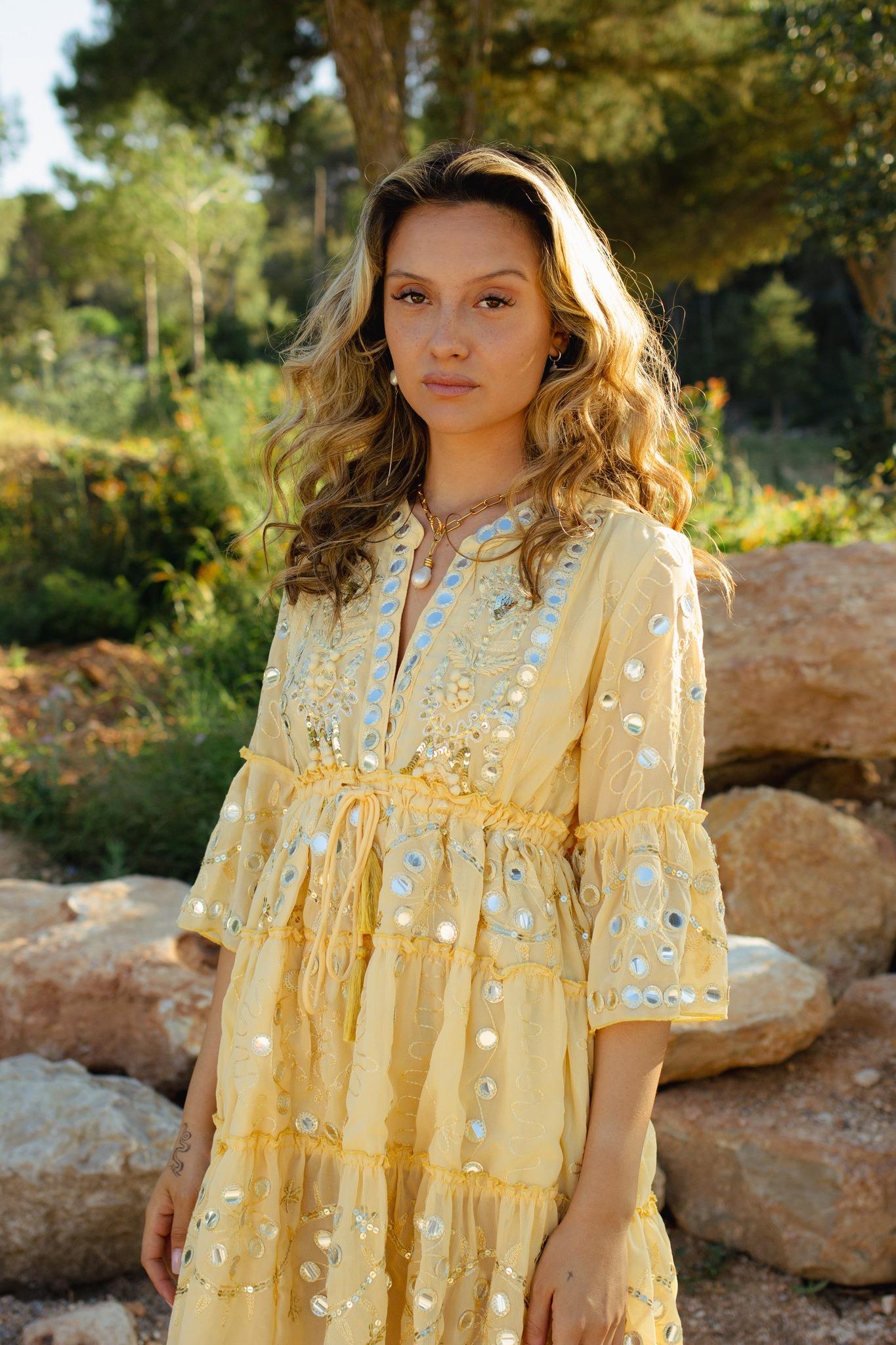 สีเหลือง