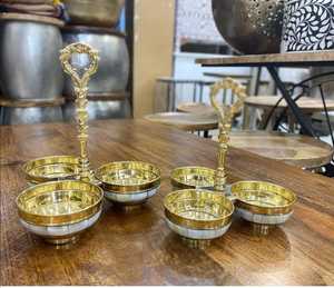 Müthiş dekoratif şarap bardağı Surahi ve tepsi seti dekoratif Showpiece yuvarlak şekil altın renk masa üstü yemek masası hediye setleri - Product Image 2