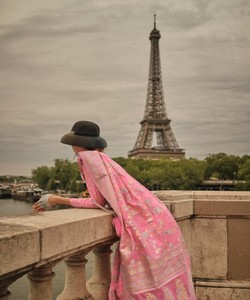 Rot bedruckter <span class=keywords><strong>Saree</strong></span> mit weißer Baumwoll bluse für einfache Hochzeits feier tragen Frauen