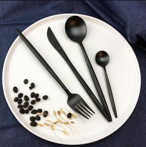 缎面不锈钢餐具，重量特别重，手柄弯曲，抓握效果更好，外观现代