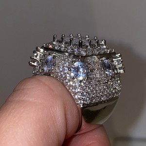 VVS实验室生产的钻石纯金订婚戒指，翡翠珠宝黄金黑色钻石男士定制戒指
