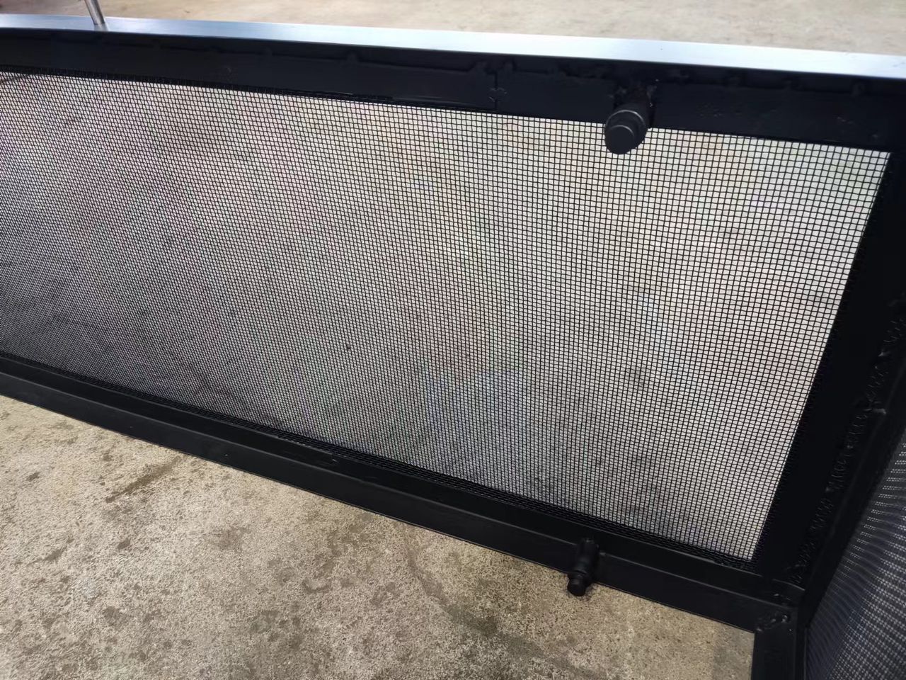 Porta della griglia di protezione