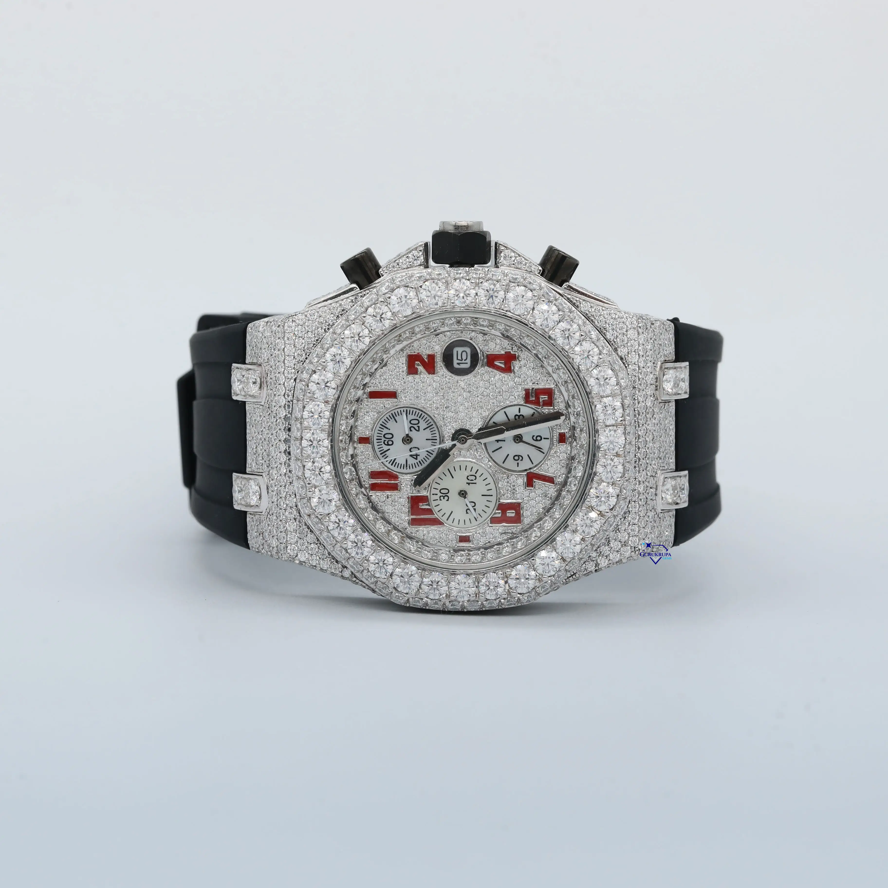 Presentamos un reloj deslumbrante que combina la claridad VVS mejorada con un elegante diseño de cronógrafo con diamantes de moissanita