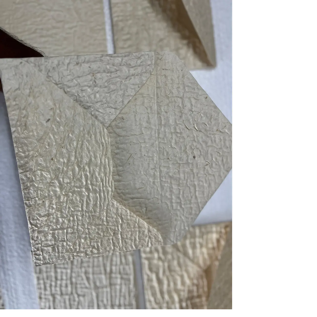 Envelopes de papel lokta feitos sob medida feitos de papel lokta amassado, ideais para escritórios de casamento para revenda