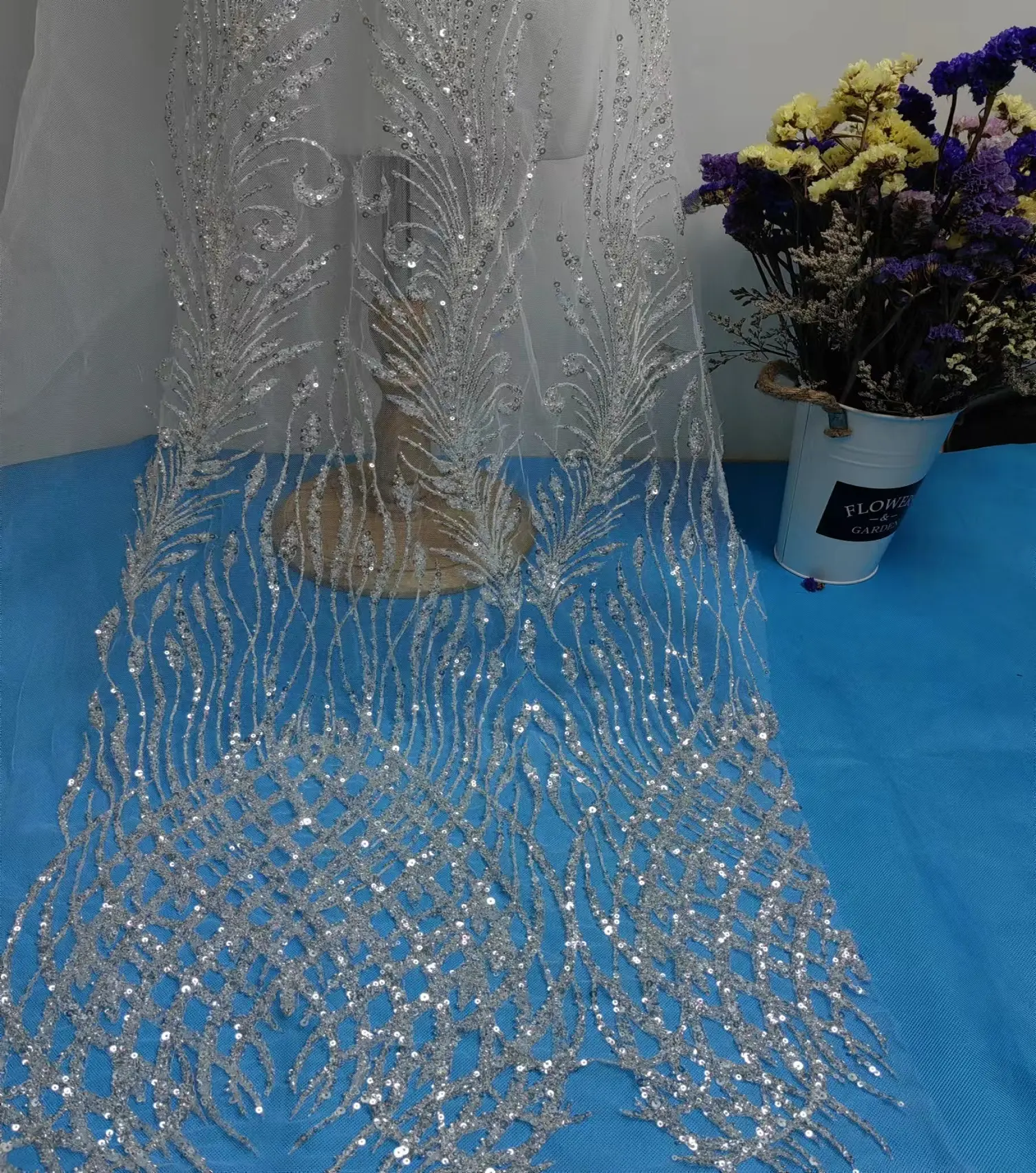 Tissu moderne en dentelle à paillettes de luxe, broderie plate faite à la main perlée pour robe de mariée