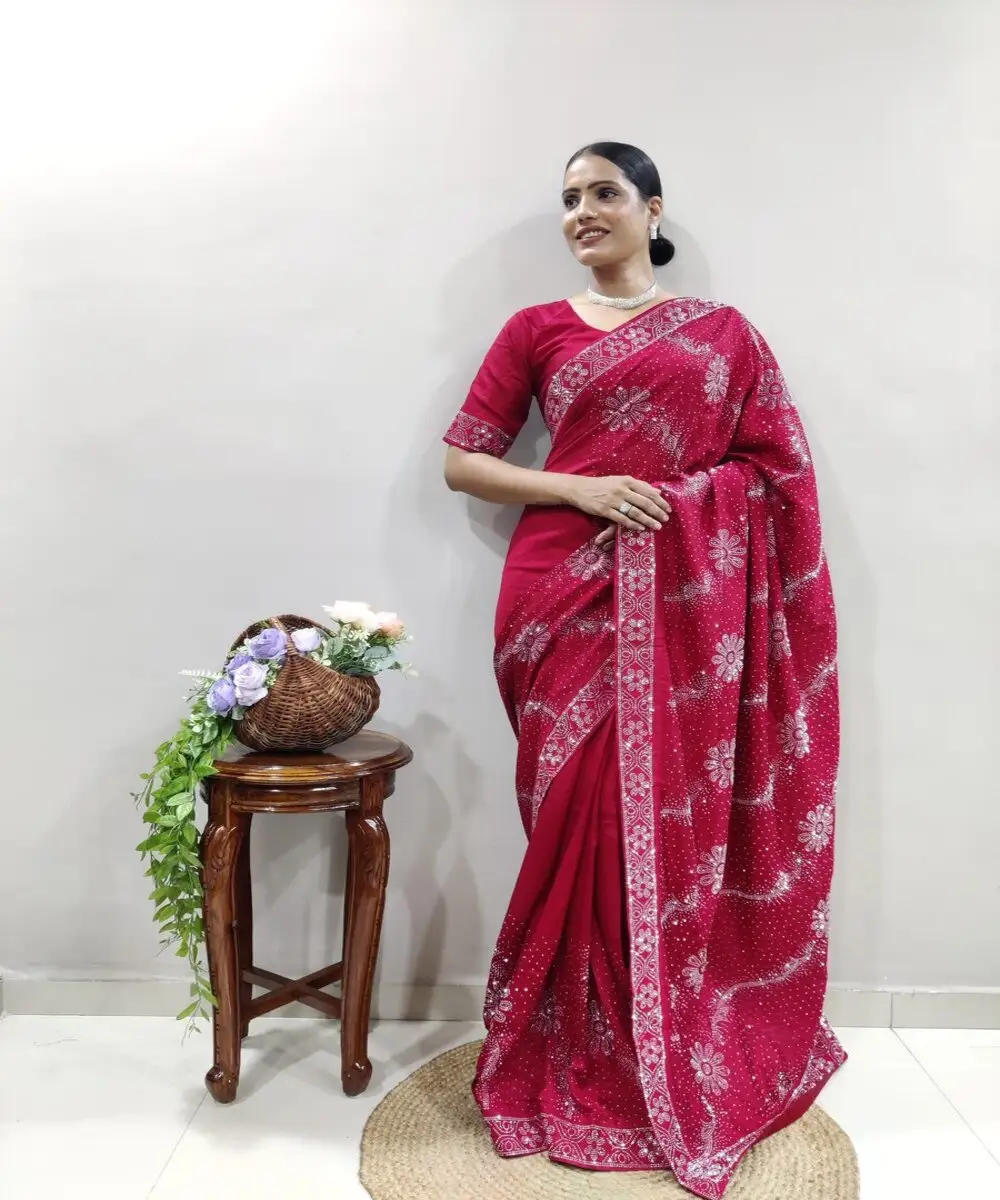 Camicetta Sexy Saree: fascino ed eleganza nelle foto-esplora la sensualità dei sari e delle camicette indiane.