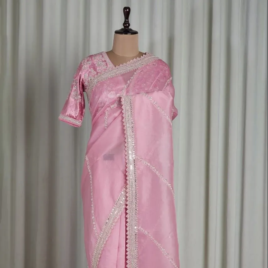 Saree de seda puro e macio, com belas impressões florais com sequência de trabalho manual pesado em todo o saree com borda de sequência