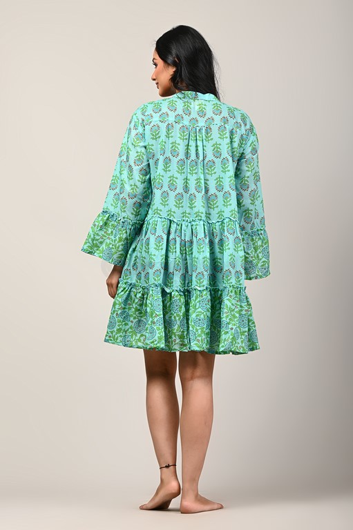 มีสีเขียวขุ่น