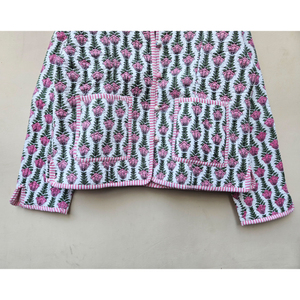 印度手工制作<span class=keywords><strong>Jaipuri</strong></span>碎花印花设计冬季女性棉绗缝夹克最佳质量夹克舒适