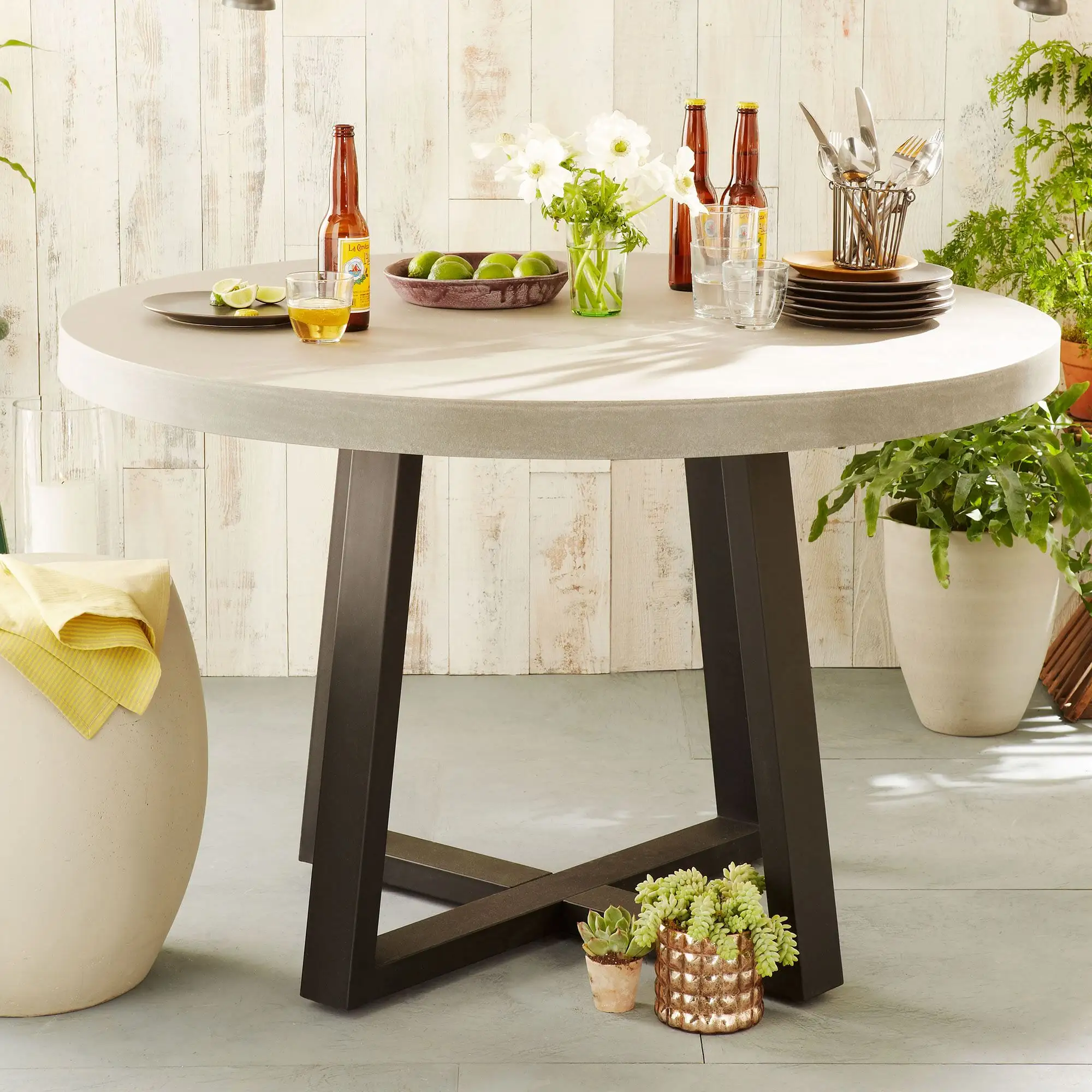 Tavolo da pranzo rotondo all'aperto a quattro gambe in legno di Teak naturale-moderno tavolo da pranzo rotondo solido piano di superficie con gambe in legno