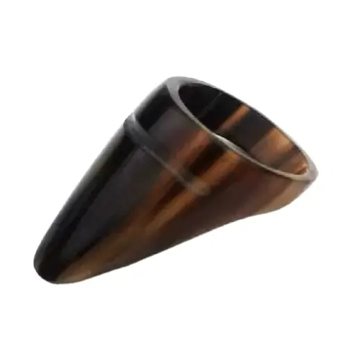 Anello di corno di bufalo che combina l'eleganza delle tonalità nere e marroni in un design unico a forma di corno
