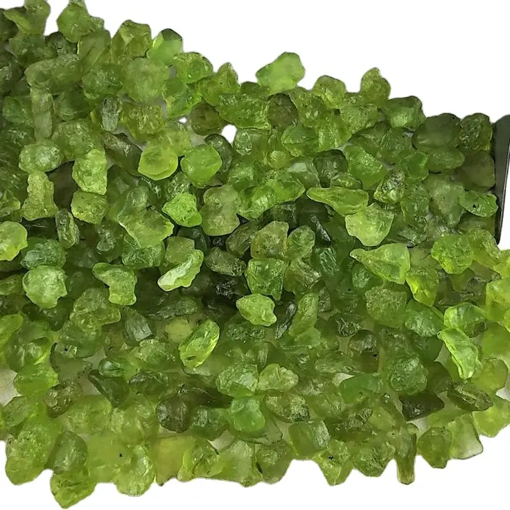 Pietra preziosa naturale peridoto forma irregolare gioielli grezzi sciolti non trattati che fanno perline minuscole di pietra grezza tagliata a mano