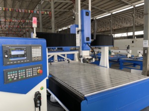 Etiqueta personalizada Automática 1325 4 Eixos 3D Máquina De Escultura Em Madeira Router Cnc Para Fazer Escultura De Espuma De Madeira