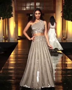 高品质独家盛开乔其纱<span class=keywords><strong>Lehenga</strong></span> <span class=keywords><strong>Choli</strong></span>热卖西服序列刺绣作品婚礼Ghaghra <span class=keywords><strong>Choli</strong></span>