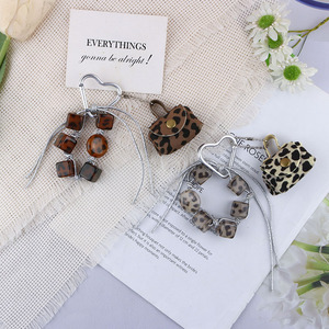<span class=keywords><strong>2025</strong></span> New Trend Custom Leopard Resin Personal isierte Anhänger Handy tasche Zubehör Paar Mode Schlüssel bund Metall Schlüssel anhänger