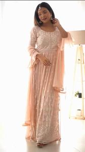 プラゾボトムとデュパッタを使用した重い刺Embroideryシーケンスの新しいデザイナーパーティーウェアルックナイラカットトップの発売