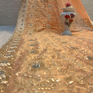 Gül altın Zari Jaal, gümüş Jharkan kristalleri, Allover filoları ve tasarımcı bluz Partywear ile şık Saree-olmalı