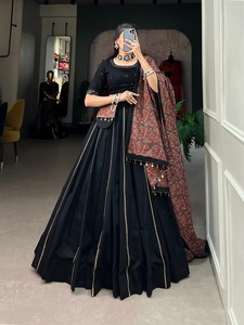 デザイナーシルクLehengaラブリープリントとホイル作品Lehenga NAVARATRIコレクションゴールデンカラー2025年のリッチルック - Product Image 2