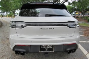 体验2022的Porrsche Maacan GTTS Sporrt-Tuneed紧凑型SUV，具有强大的V6和Aggile操控性