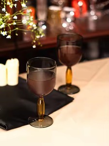复古设计酒杯顶级需求红色酒具，用于礼品或个人收藏，出厂价