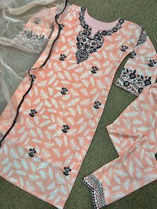 夏季集体民族服装印度<span class=keywords><strong>kurtis</strong></span>女性最新棉人造丝混纺面料刺绣脖子图案柔软光滑