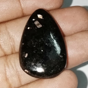 100% หินธรรมชาติ nuummite Cabochon สารพันแบบสุ่มหินหลวมอัญมณีสำหรับทำเครื่องประดับ