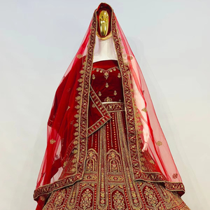 ヘビーブライダルベルベットLehenga 2025トレンドデザインミラー & ジャーカン装飾、ロングブラウス、ビッグフレア最も要求の厳しい