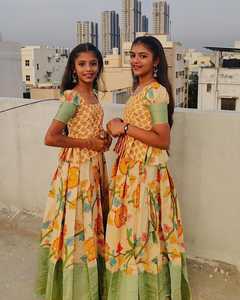 高品质数字印刷作品，纯Zari编织边框设计师儿童<span class=keywords><strong>Lehenga</strong></span> Choli，批量出口
