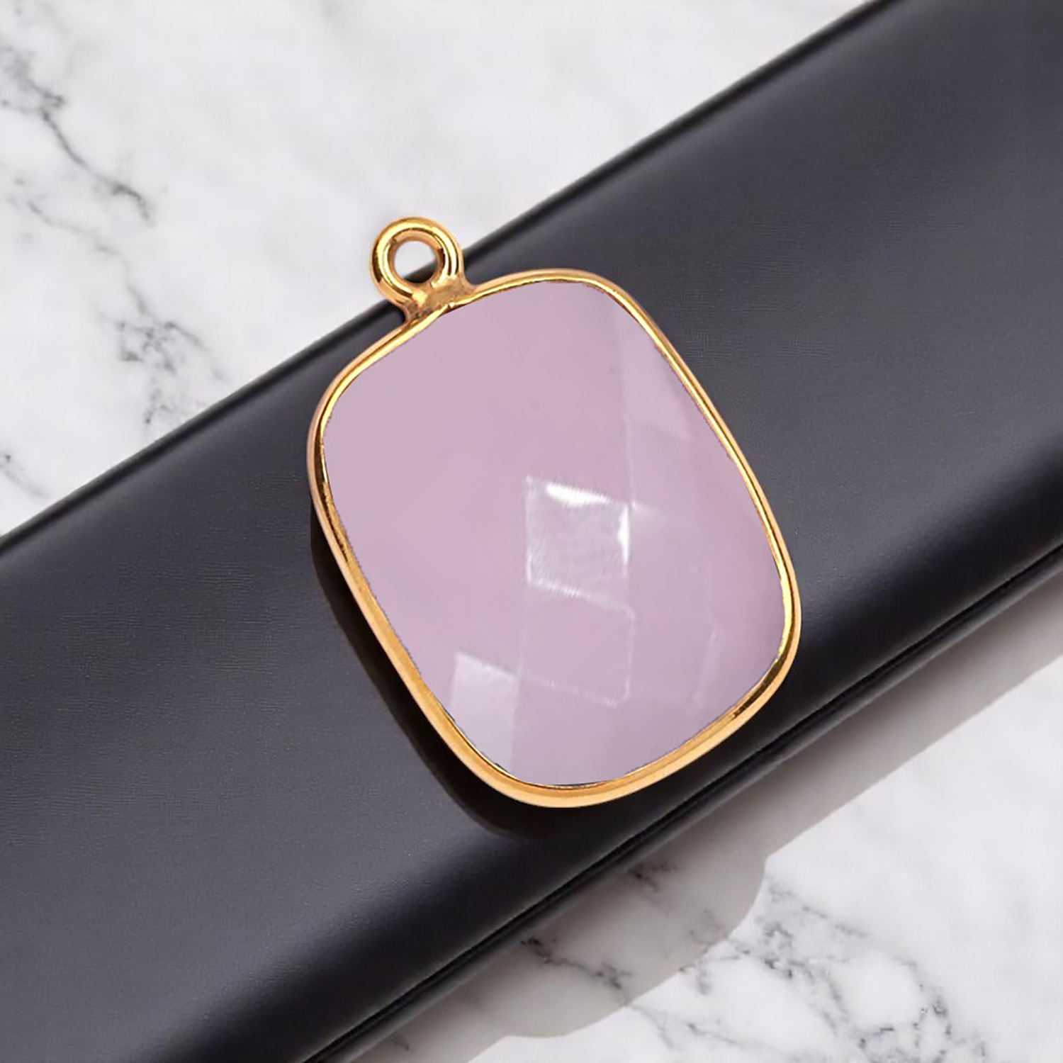 พลอยคาลซิโดนีสีชมพู