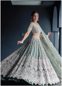 インドとパキスタンの文化のためのデザイナーの重いChine Sequnce Work Lehengas CholiとDupatta新しいデザイナーのブライダルウェア