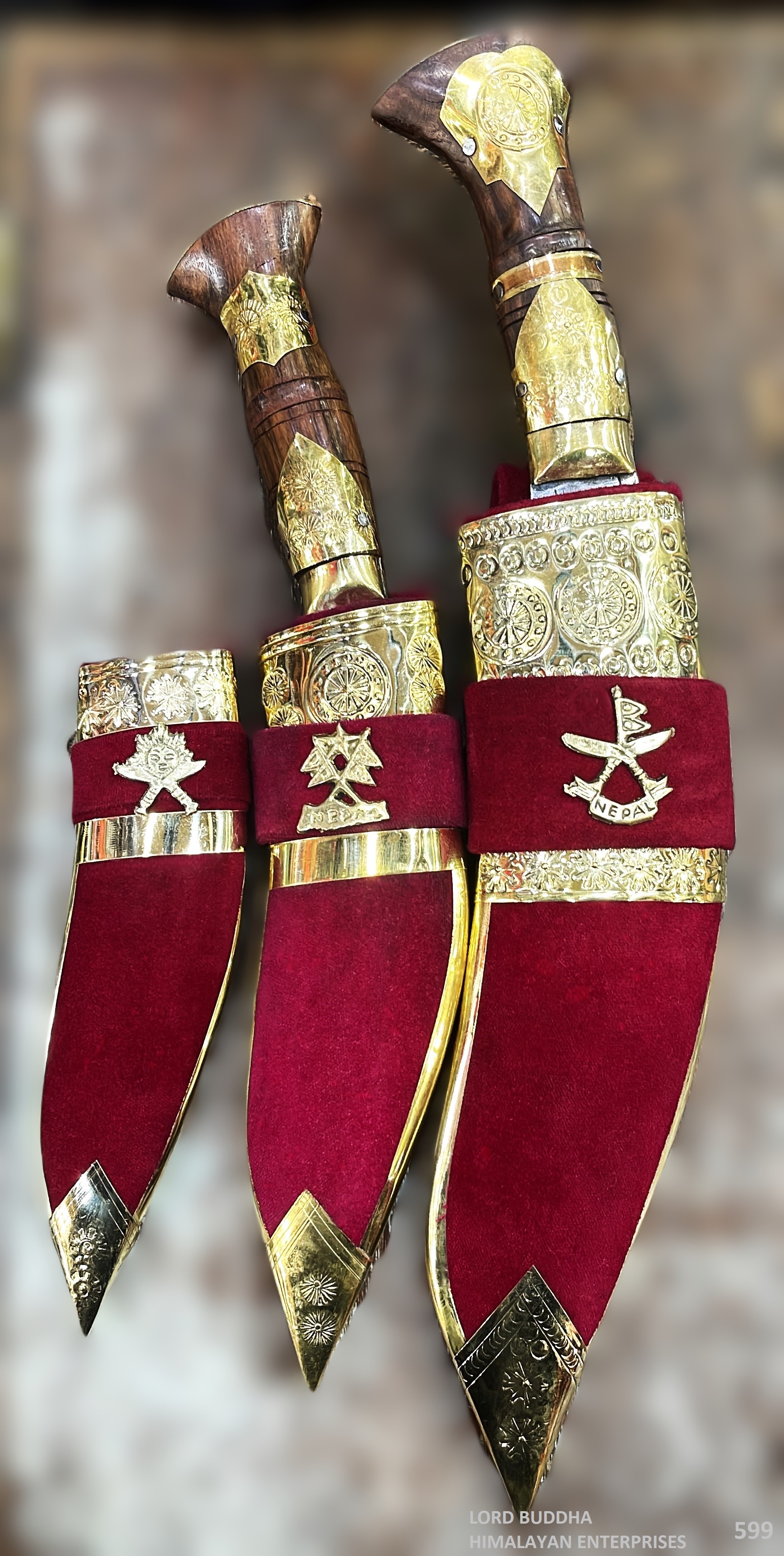 มีดสีขาวพร้อมฝาปิดสีแดง