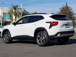 2025 chev_rolet trax lt fwd בשימוש עם תיבת הילוכים אוטומטית בד פנים כהה