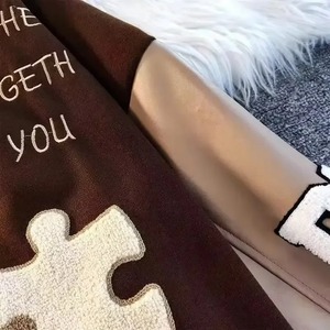 Fabrika yapımı özel sonbahar Vintage kahve dikiş mektubu nakış havlu ceket erkekler için gevşek tip çift eşleşen giysi